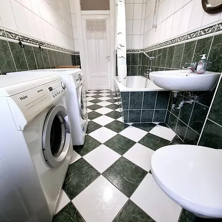 Altbau-schmuckstueck An Der Karli Mit Riesigem Balkon Apartment