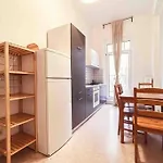 Altbau-schmuckstueck An Der Karli Mit Riesigem Balkon
