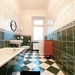 Altbau-schmuckstueck An Der Karli Mit Riesigem Balkon Apartment *