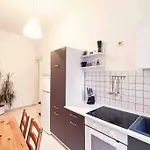 Altbau-schmuckstueck An Der Karli Mit Riesigem Balkon Apartment