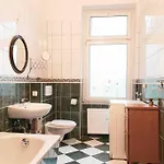 Altbau-schmuckstueck An Der Karli Mit Riesigem Balkon Apartment *