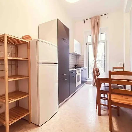 Altbau-schmuckstueck An Der Karli Mit Riesigem Balkon