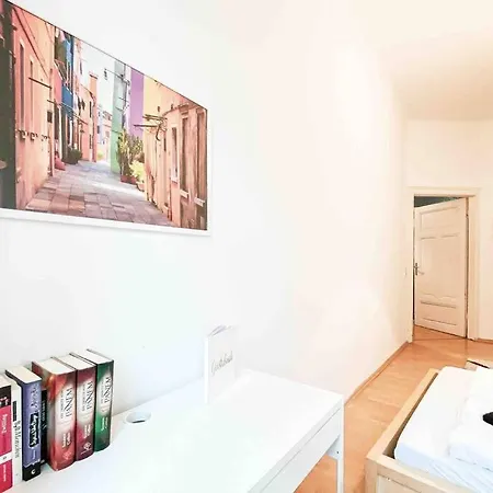 Altbau-schmuckstueck An Der Karli Mit Riesigem Balkon * Lipsko