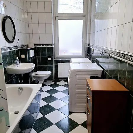 Altbau-schmuckstueck An Der Karli Mit Riesigem Balkon