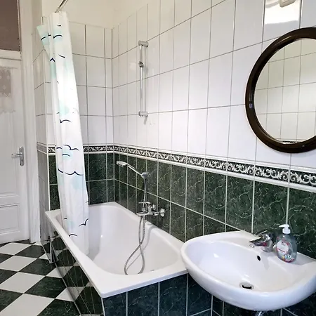 Altbau-schmuckstueck An Der Karli Mit Riesigem Balkon