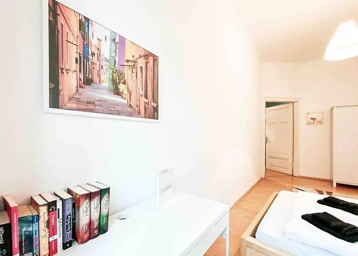 Altbau-schmuckstueck An Der Karli Mit Riesigem Balkon * Leipzig