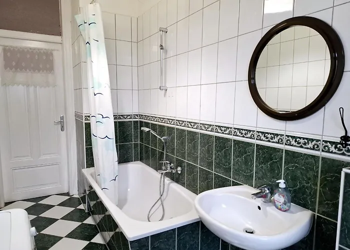 Altbau-schmuckstueck An Der Karli Mit Riesigem Balkon